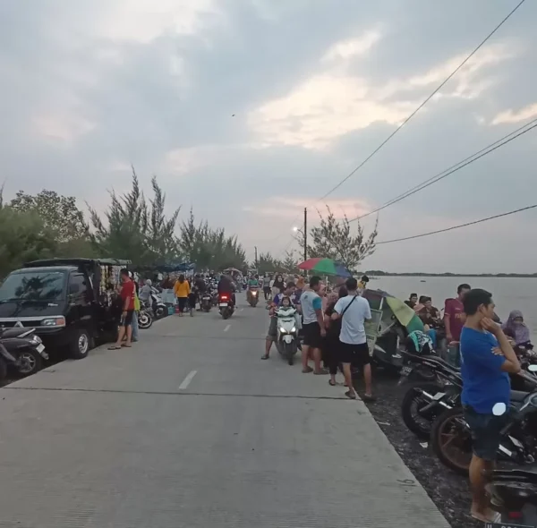 Kabar Terkini Info Semarang CV Omah Pelem Sukirdjo Berlibur di Pantai